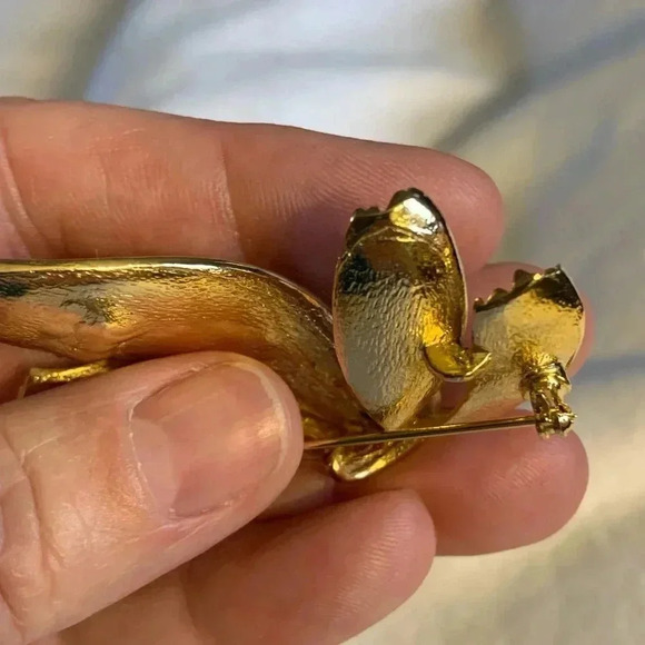 Vintage 1960s gold tone pin /brooch, leaf motif - Picture 4 of 9